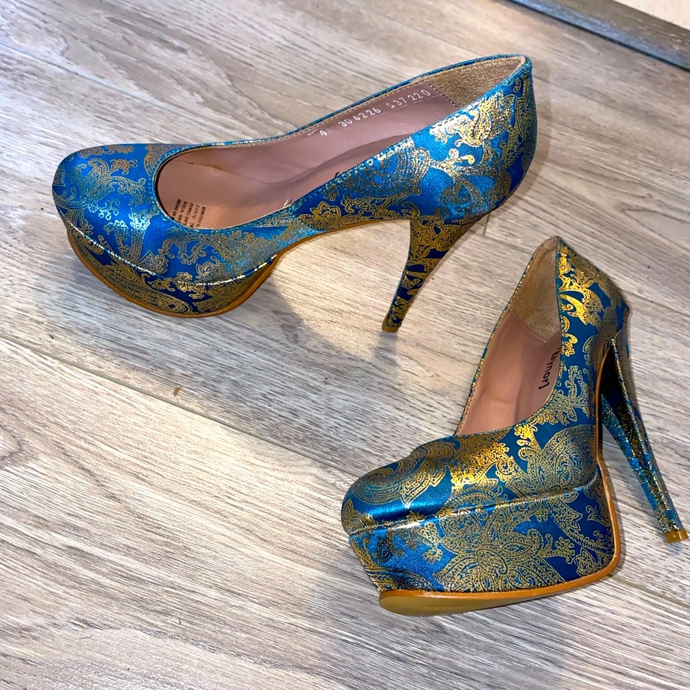 High heels shimmering gold paisley
